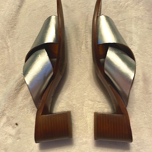 TORY BURCH•size 9•Woman’s•2 inch heel•silver• - Picture 3 of 6